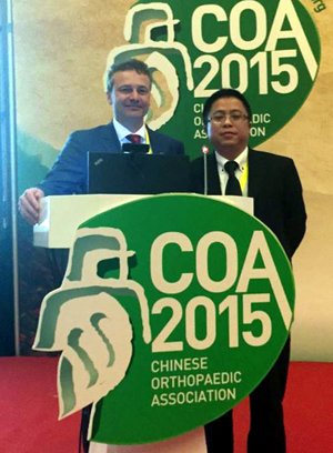 Prof. Richter (links) mir Prof. Kanglai Tang (Präsident der Chinesischen Fussgesellschaft) beim Chinesischen Orthopädenkongress 2015