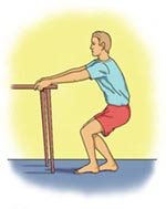 Bei der zweiten Übung beide Füße voreinander gestellt und sich nach vorn gegen einen Tisch oder ein Board gelehnt